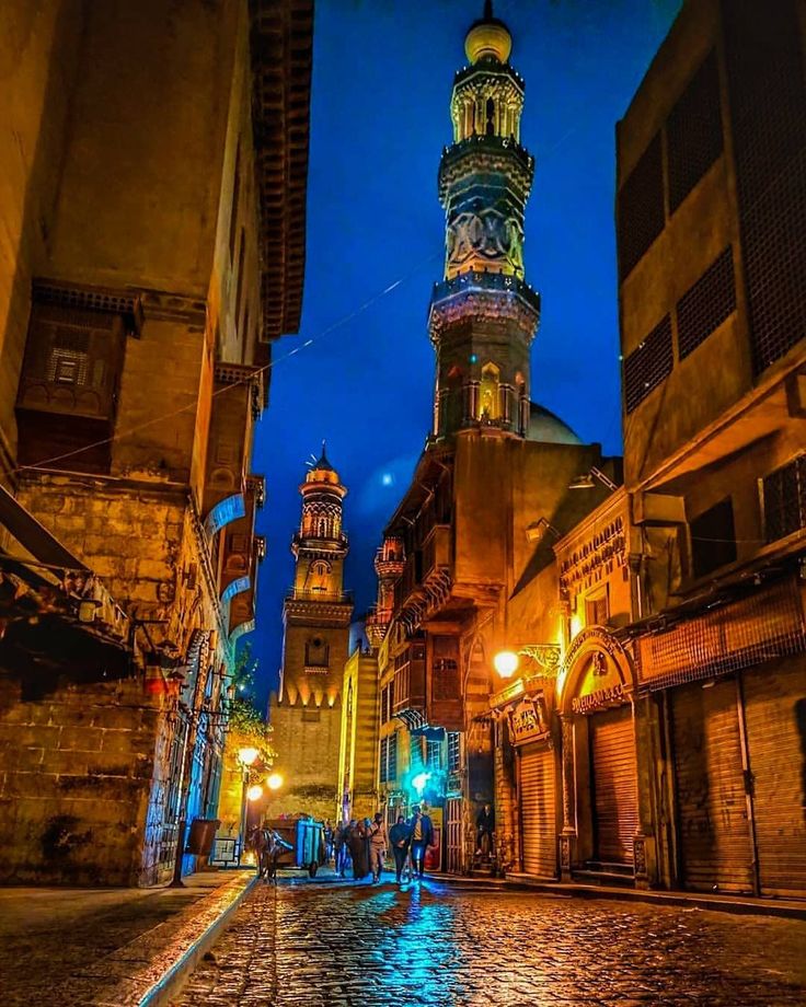 El Moezz Street